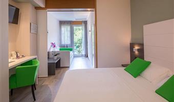 1 lit queen size et 1 lit simple, vue sur le jardin, balcon
