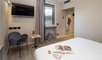 1 lit queen size, non fumeur, chambre supérieure, canapé-lit une personne jusqu'à 12 ans, vue sur la mer sur le côté, convertible en deux lits simples