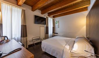 1 lit king size, chambre supérieure, douche avec chromothérapie, fauteuil