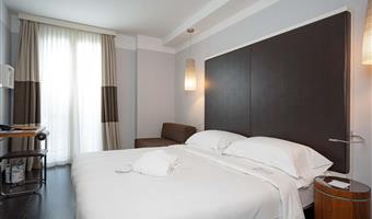 1 lit king size, chambre supérieure, douche avec chromothérapie, fauteuil