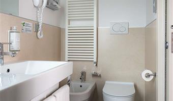 1 lit king size, chambre supérieure, douche avec chromothérapie, fauteuil