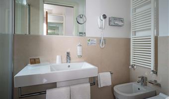 1 lit king size, chambre supérieure, douche avec chromothérapie, fauteuil