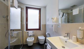 1 lit king size, chambre supérieure, douche avec chromothérapie, fauteuil