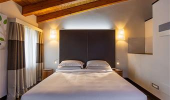 chambre triple, 1 lit king size, canapé-lit simple