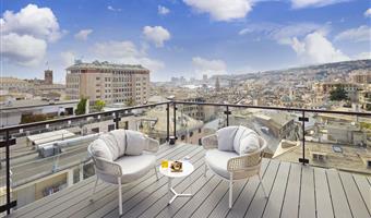 1 très grand lit et 1 canapé-lit double, chambres non-fumeurs, suite junior, dernier étage, vue sur la ville