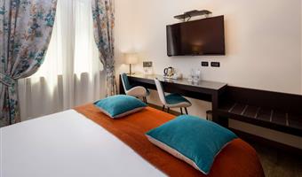 1 lit queen size, deluxe, internet gratuit