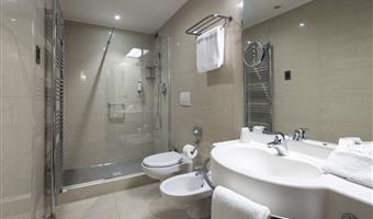 2 lits simples, non fumeur, chambre confort, 2 chambres communicantes, deux salles de bains