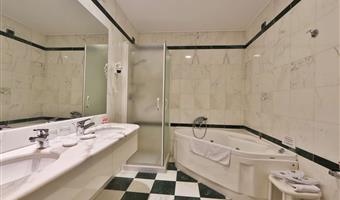 suite - 1 lit king size, chambre de luxe, salon, bain bouillonant, terrasse