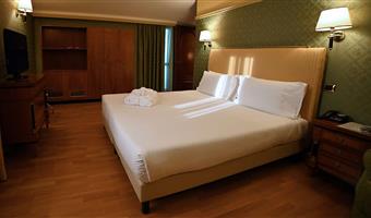 suite family - 1 lit king size 1 lit double, chambre de luxe, bain bouillonnant, terrasse