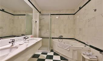 suite family - 1 lit king size 1 lit double, chambre de luxe, bain bouillonnant, terrasse