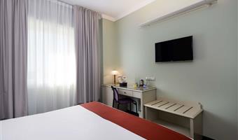 1 lit queen size, 2 lits simples, non fumeur, chambres communicantes avec deux salles de bain