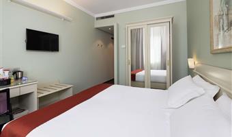 1 lit queen size, 2 lits simples, non fumeur, chambres communicantes avec deux salles de bain