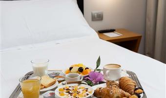 1 lit queen size, 2 lits simples, non fumeur, chambres communicantes avec deux salles de bain