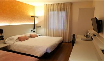 1 lit king size, chambre triple avec canapé-lit simple