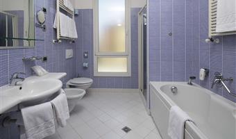 1 lit king size 2 lits simples, chambre familiale, chambre à réserver pour 2 adultes maximum et jusqu'à 2 enfants seulement, deux chambres, une salle de bains