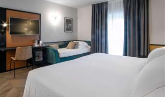 1 lit queen size et 1 lit simple, non fumeur, chambre deluxe, convertible en deux lits simples
