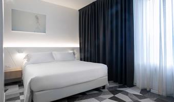 1 lit queen size et 1 lit simple, non fumeur, chambre deluxe, convertible en deux lits simples