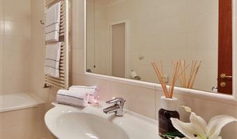 1 lit king size, suite impériale, salon