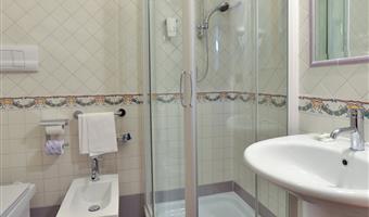 1 lit simple, chambre économie dans le bâtiment annexe, fenêtre élevé, petit déjeuner non inclus