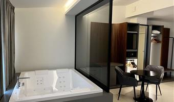 suite- 1 lit king size, non fumeur, chambre superieure, jacuzzi, balcon, divan, garage gratuit