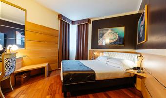 suite- 2 chambres 2 lits, jacuzzi, chaînes de télévision gratuites, minibar, wi-fi, parking en garage