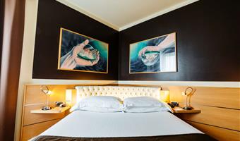 suite- 2 chambres 2 lits, jacuzzi, chaînes de télévision gratuites, minibar, wi-fi, parking en garage