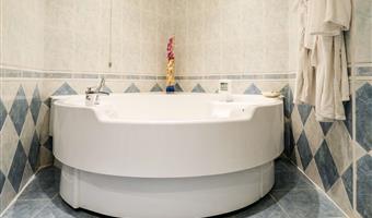 suite- 2 chambres 2 lits, jacuzzi, chaînes de télévision gratuites, minibar, wi-fi, parking en garage