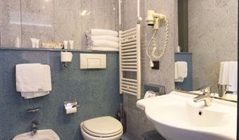 1 lit king size et 1 lit superposé, chambre superieure, chambre familiale