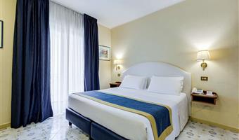 1 lit queen size, chambre classique, balcon, wi-fi gratuit, télévision payante, parking gratuit