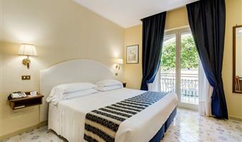 1 lit queen size, chambre classique, balcon, wi-fi gratuit, télévision payante, parking gratuit