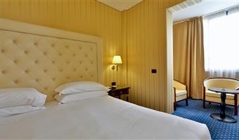 suite- 1 lit king size, non fumeur, grande chambre, salon commun, minibar gratuit, garage gratuit