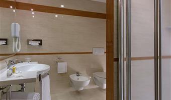 1 lit king size, chambre superieure, minibar gratuit, connexion wi-fi gratuite, bouilloire pour thé, café et tisanes sur demande