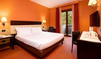 chambre double standard avec lit double, environ 22m² - wifi gratuit, bouilloire, 2 bouteilles d'eau, minibar, coffre-fort, tv lcd