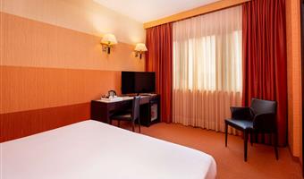 chambre double standard avec lit double, environ 22m² - wifi gratuit, bouilloire, 2 bouteilles d'eau, minibar, coffre-fort, tv lcd