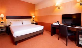 chambre double standard avec lit double, environ 22m² - wifi gratuit, bouilloire, 2 bouteilles d'eau, minibar, coffre-fort, tv lcd
