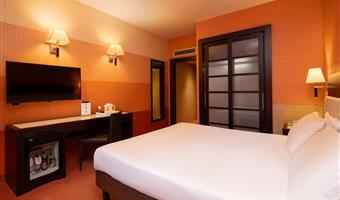 chambre double standard avec lit double, environ 22m² - wifi gratuit, bouilloire, 2 bouteilles d'eau, minibar, coffre-fort, tv lcd