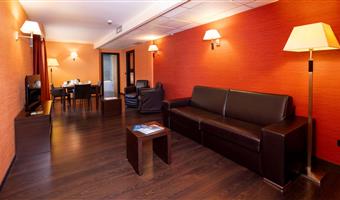 junior suite room avec 1 lit double et 1 canapé-lit, environ 30m² - deux chambres, wifi gratuit, peignoir et chaussons, bouilloire, minibar gratuit avec des snacks et des boissons non alcoolisées, coffre-fort, tv lcd