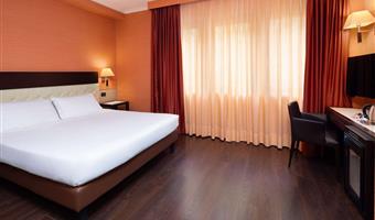 junior suite room avec 1 lit double et 1 canapé-lit, environ 30m² - deux chambres, wifi gratuit, peignoir et chaussons, bouilloire, minibar gratuit avec des snacks et des boissons non alcoolisées, coffre-fort, tv lcd