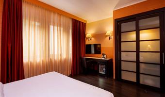 junior suite room avec 1 lit double et 1 canapé-lit, environ 30m² - deux chambres, wifi gratuit, peignoir et chaussons, bouilloire, minibar gratuit avec des snacks et des boissons non alcoolisées, coffre-fort, tv lcd