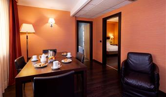 junior suite room avec 1 lit double et 1 canapé-lit, environ 30m² - deux chambres, wifi gratuit, peignoir et chaussons, bouilloire, minibar gratuit avec des snacks et des boissons non alcoolisées, coffre-fort, tv lcd