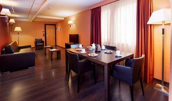 junior suite room avec 1 lit double et 1 canapé-lit, environ 30m² - deux chambres, wifi gratuit, peignoir et chaussons, bouilloire, minibar gratuit avec des snacks et des boissons non alcoolisées, coffre-fort, tv lcd
