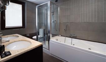 junior suite room avec 1 lit double et 1 canapé-lit, environ 30m² - deux chambres, wifi gratuit, peignoir et chaussons, bouilloire, minibar gratuit avec des snacks et des boissons non alcoolisées, coffre-fort, tv lcd