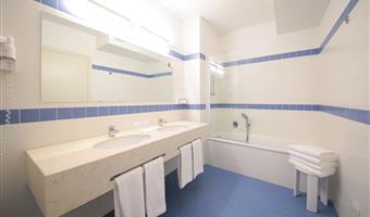 1 lit king size, non fumeur, chambre supérieure, nécessaire de toilette vip, peignoirs et chaussons, accès gratuit à internet wireless