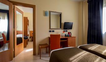 1 lit queen size, 2 lits simples, 2 chambres communicantes, non fumeur, chambre familiale