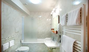 1 lit queen size, 2 lits simples, 2 chambres communicantes, non fumeur, chambre familiale