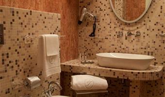 1 lit king size, chambre prestige, accès gratuit au bain bouillonnant, accès gratuit à la piscine intérieure