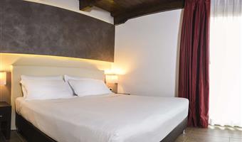 1 lit queen size, chambre non fumeur, chambre economique, bâtiment séparé, télévision led 81 cm