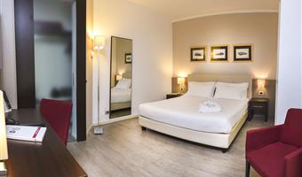 suite- 1 lit king size, chambre non fumeur, double sofabed, salon, 2 télévisions led 81 cm, kitchenette, patio