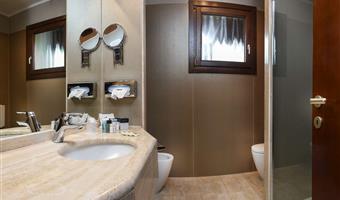 suite- 1 lit king size, non fumeur, bâtiment séparé, salon, double sofabed, 2 télévisions led 81 cm