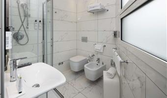 triple chambre confort, 1 lit queen size et 1 lit simple